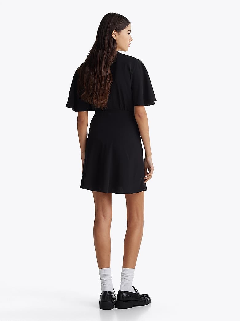 Robe courte à manches papillon