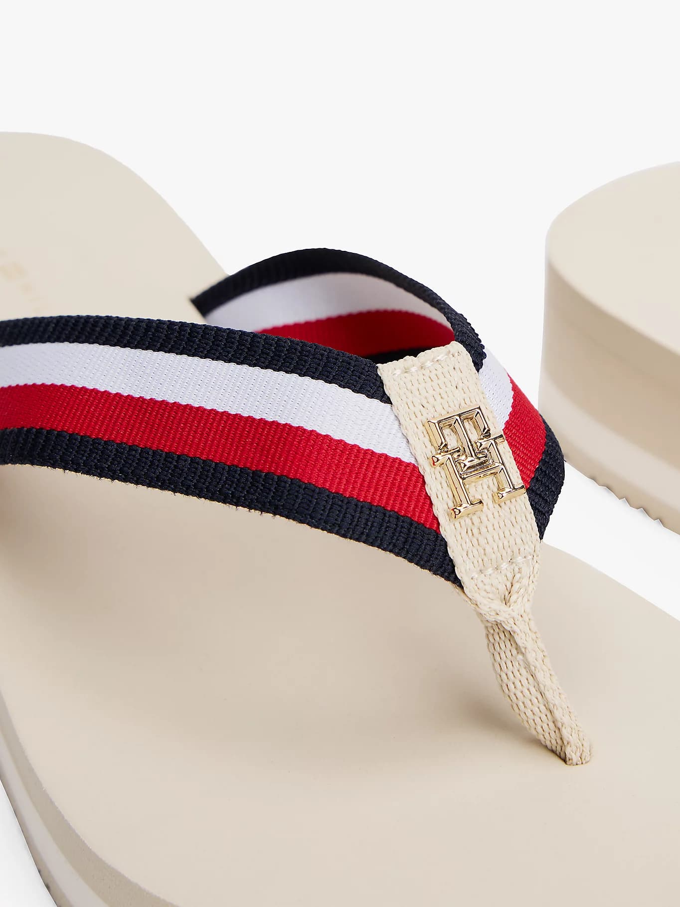Tongs compensées à brides emblématiques