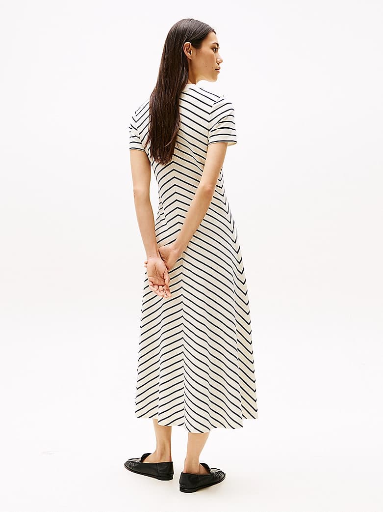 Robe longueur midi moulante et évasée