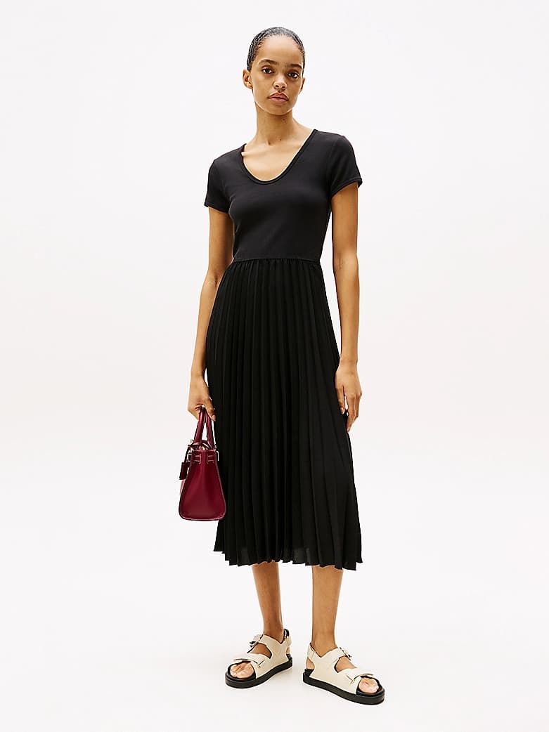 Robe midi moulante et évasée plissée