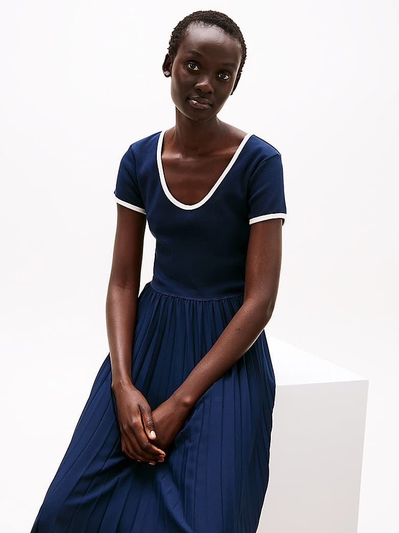 Robe midi moulante et évasée plissée